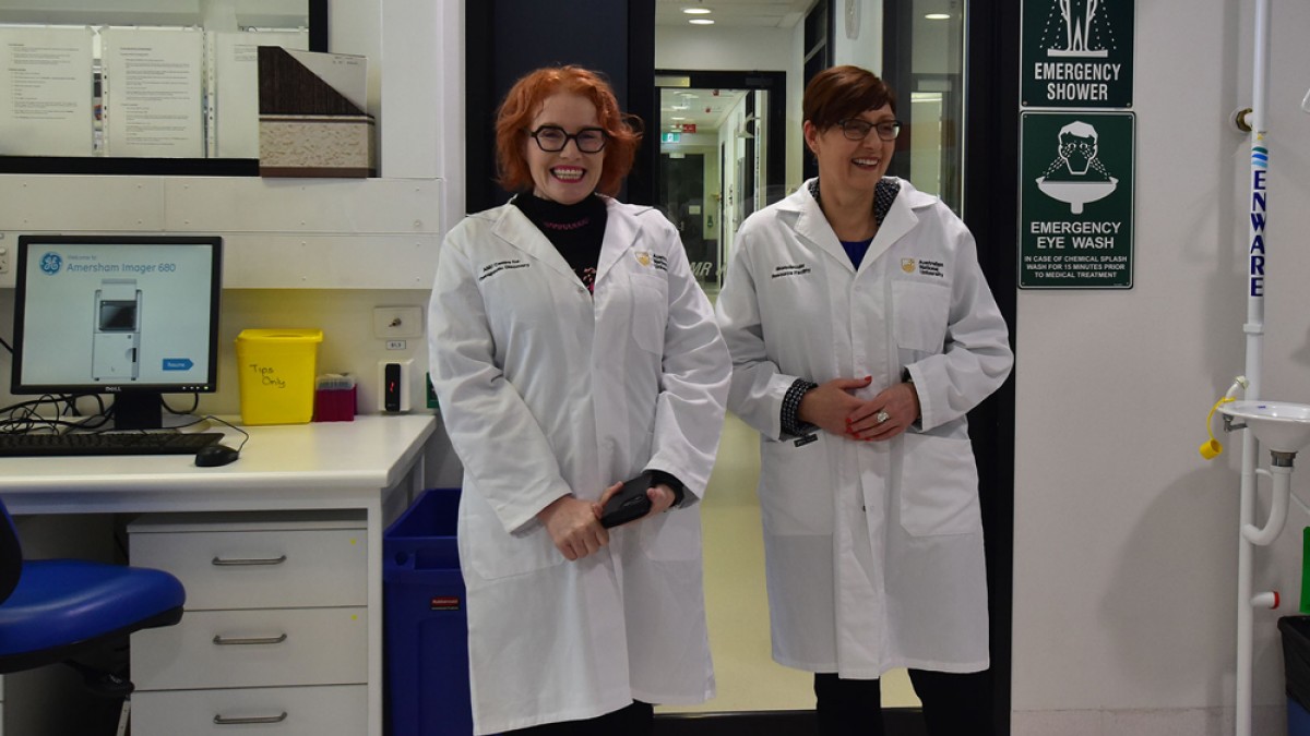 Professor Leonie Quinn (L) and ACT Health Minister Rachel Stephen-Smith (R) in a lab of the John Curtin School of Medical Research