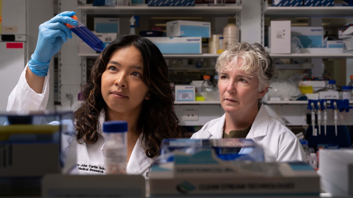 Dr Chelisa Cardinez, left, and Rebecca Davey in a research lab at the John Curtin School of Medical Research