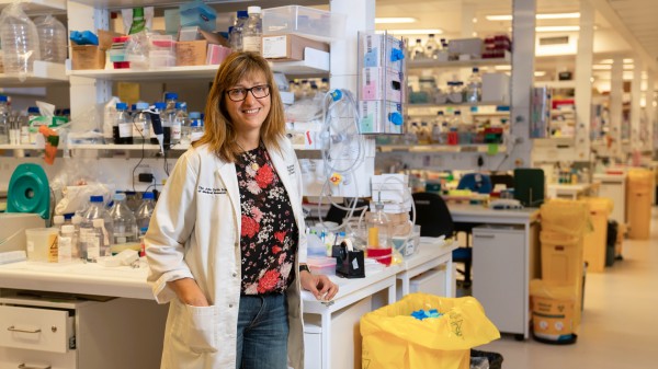 Dr Vicki Athanasopoulos in a lab at JCSMR.