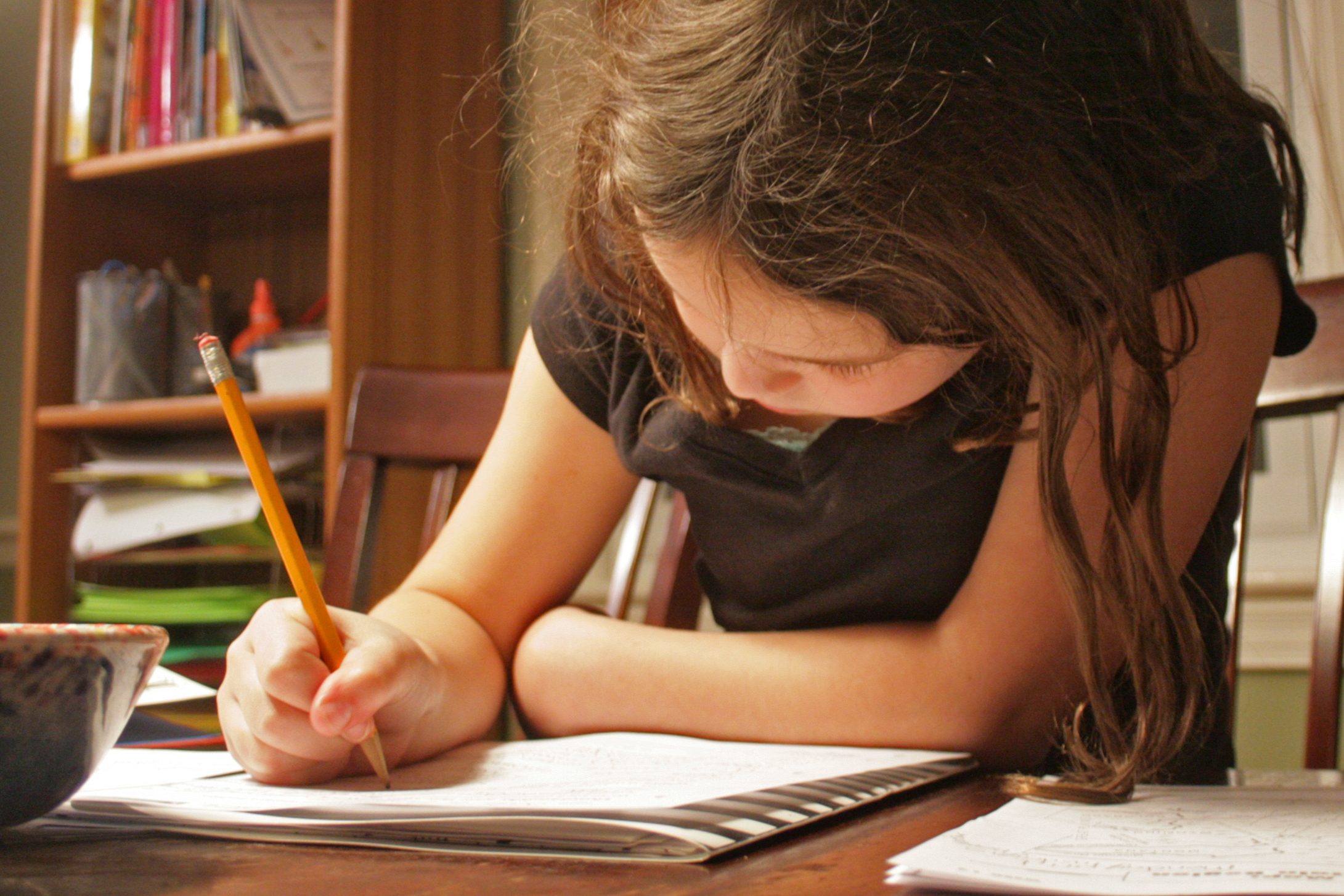 Проявить учить. Девочка учит уроки. Домашнее задание. Девочка сидит за уроками. Девочка делает домашнюю работу.